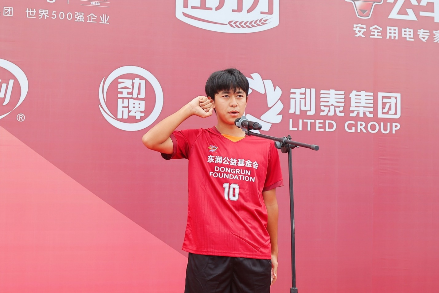 力支持下, 歌声中正式, 劲牌有限公