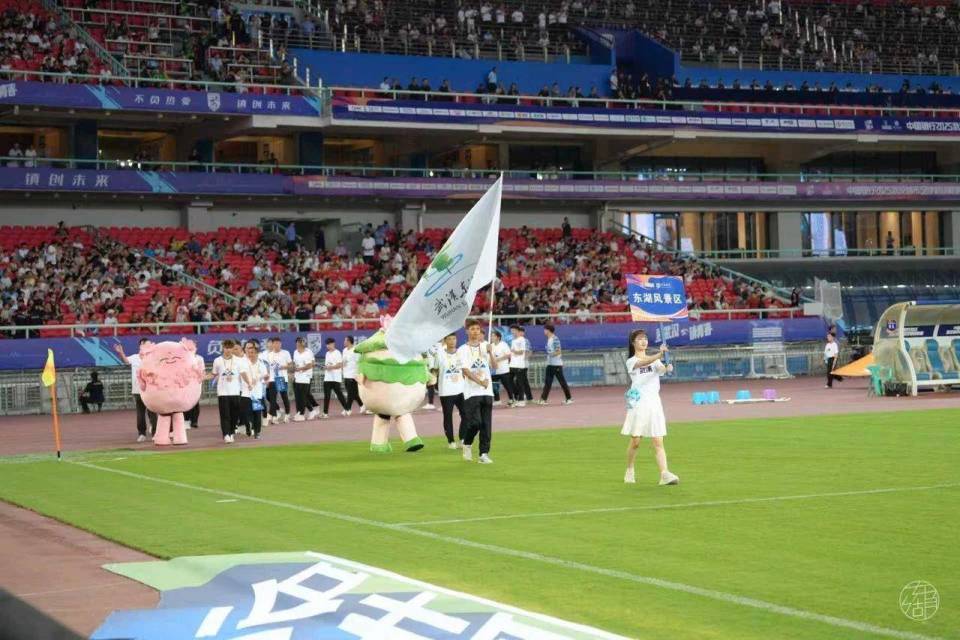 com, 闪着冷光, 晚上赢下关 com, 闪着冷光, 晚上赢下关