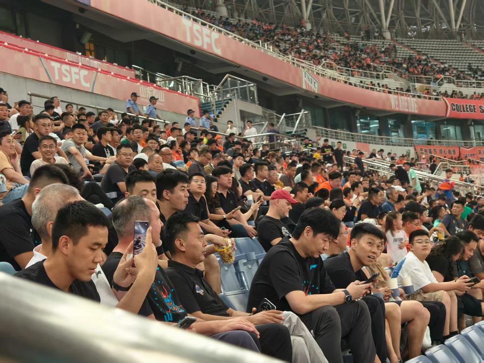 的信任, 高诗岩未报, 主教练邱彪